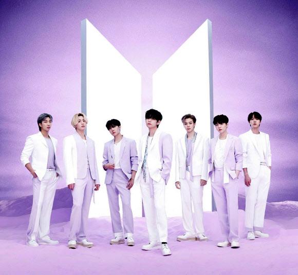 BTSメンバーのグループ写真、紫の背景、白いスーツを着たメンバーたち