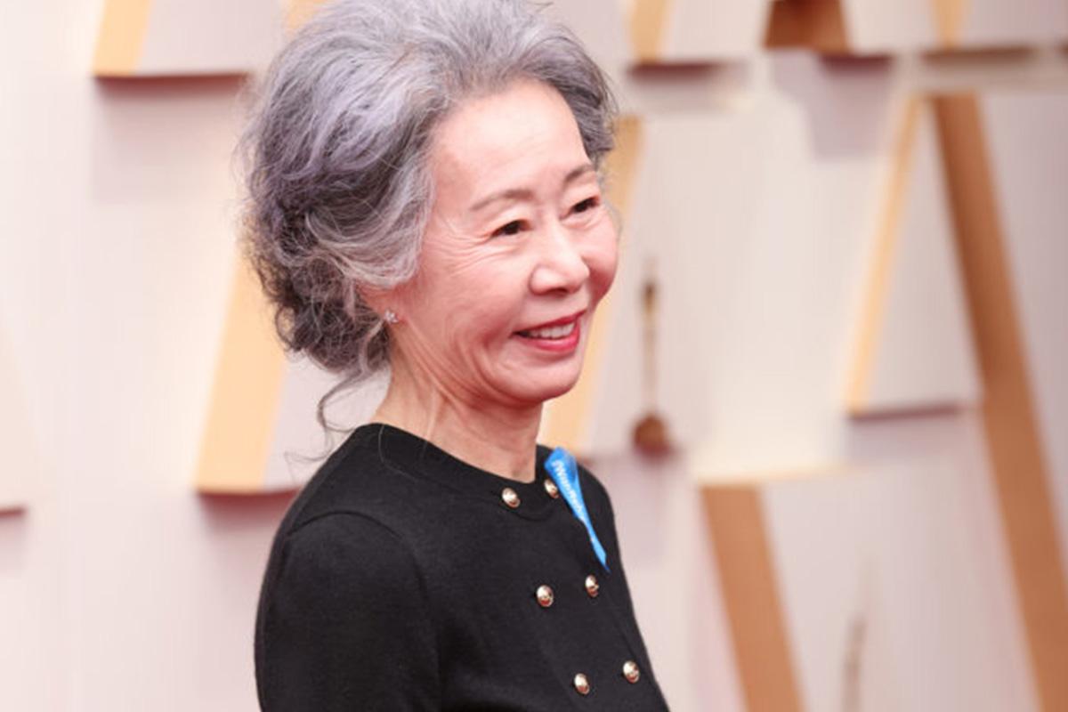 ยูน ยอจอง ผู้ชนะรางวัลออสการ์ สวมชุดสีดำในงานประกาศรางวัลออสการ์