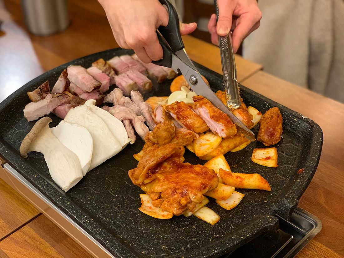 奉卓瓦瓮BBQ顾客在享用美味的鸡肉和其他烤肉时刻,体验韩式烤肉的魅力