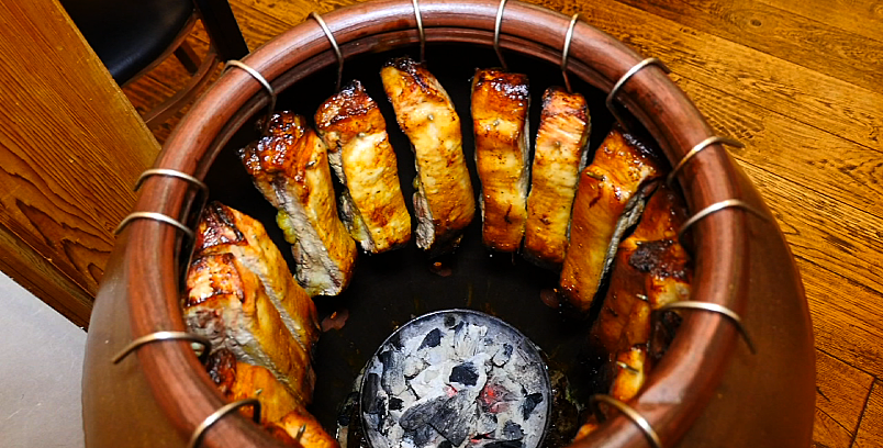 炒锅中的肉块呈现诱人的色泽,奉卓瓦瓮BBQ的烤三层肉,带来绝佳的口感