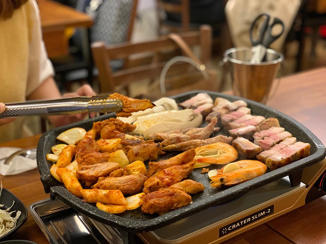 奉卓瓦瓮BBQ全套韩国料理,包括猪肉、鸡肉、洋葱和年糕,呈现完美融合的美味