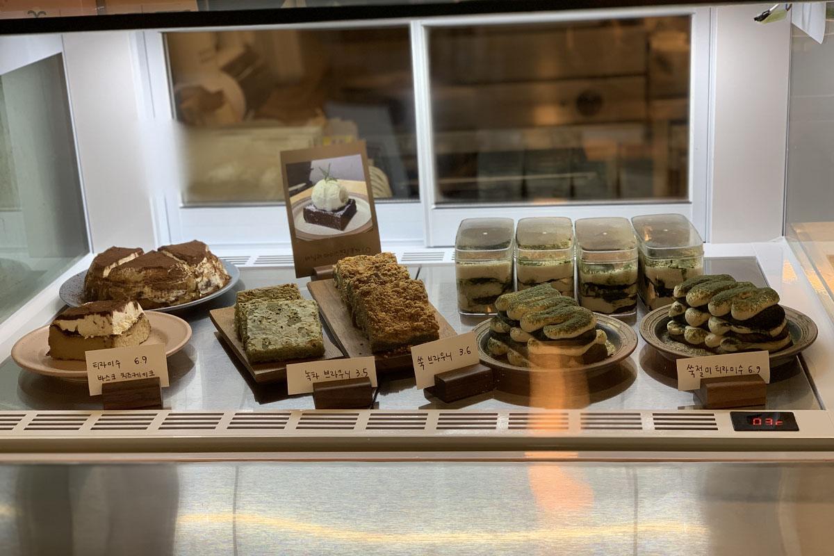 Nahaufnahme von handgemachten Beifuß-Dessertoptionen im Montunui Café in Seoul