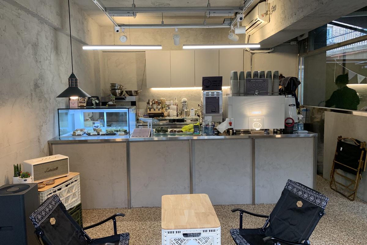 Direkte Ansicht der Theke im Motunui Café mit einem Display aus Desserts und handgemachten Snacks