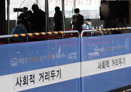 ソウル駅広場に設置された中区選別検査所で市民が並んでいる様子。