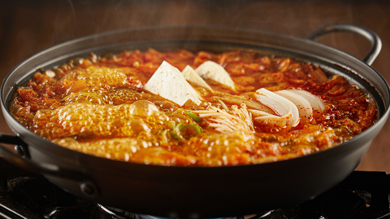 Кимчи жигэ шөлний ойрын дүрс.