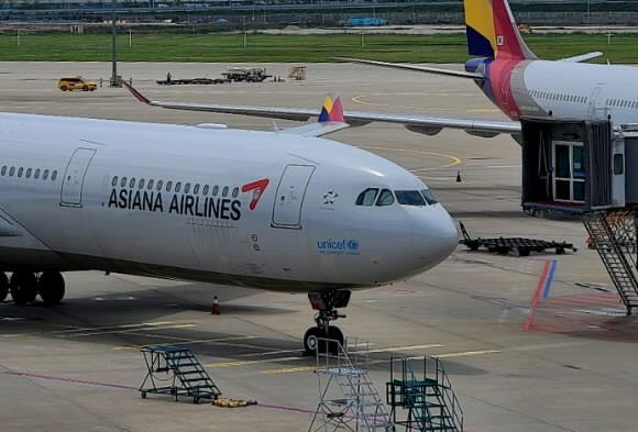 仁川国際空港で待機中のアシアナ航空機、国際線の運航復元計画が進行中の背景