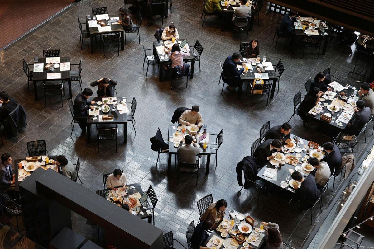 ภาพบรรยากาศร้านอาหารในประเทศเกาหลีใต้ หลากหลายโต๊ะที่มีการรับประทานอาหารร่วมกัน แสดงถึงการผ่อนคลายมาตรการควบคุมโรคระบาด COVID-19