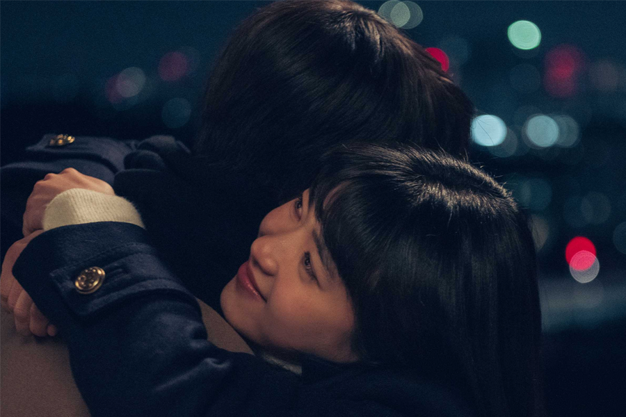 在櫻花樹下，年輕男女流露出傷感的情感，畫面中的櫻花如夢如幻，讓離別的氣氛更添一層詩意。