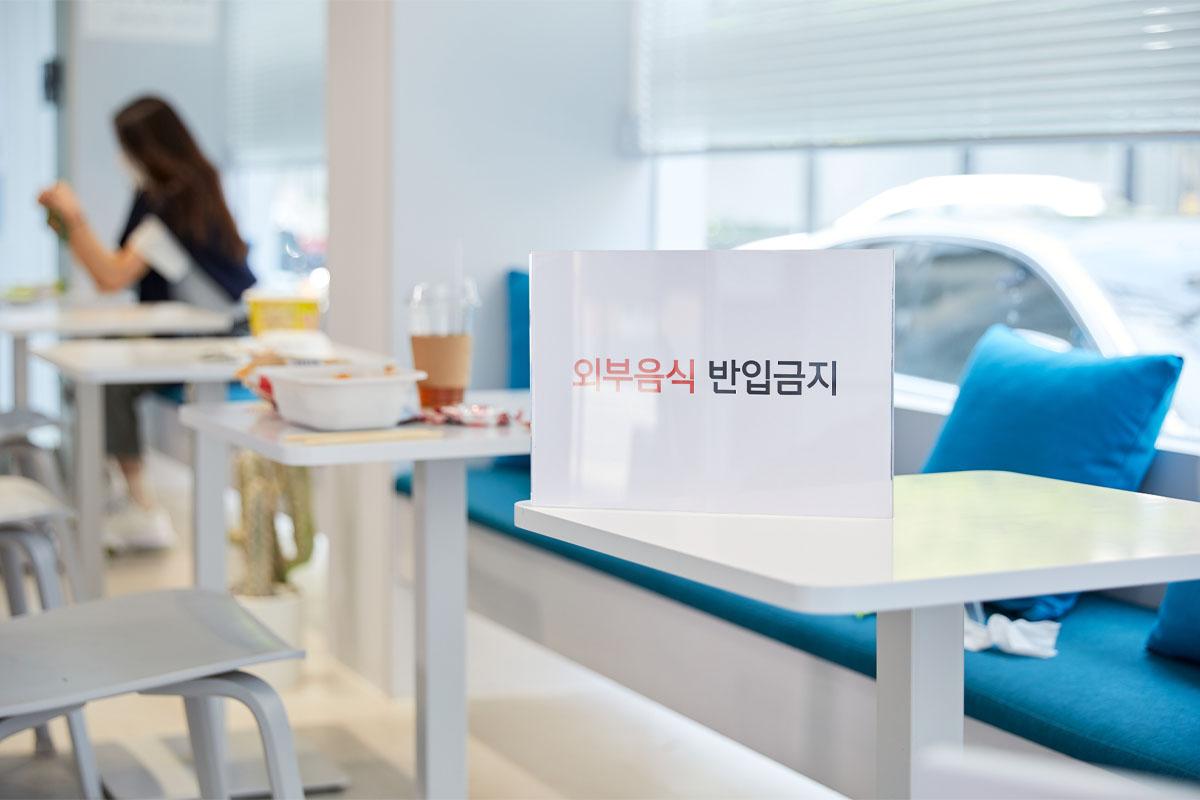 Không mang đồ ăn bên ngoài vào quán cafe