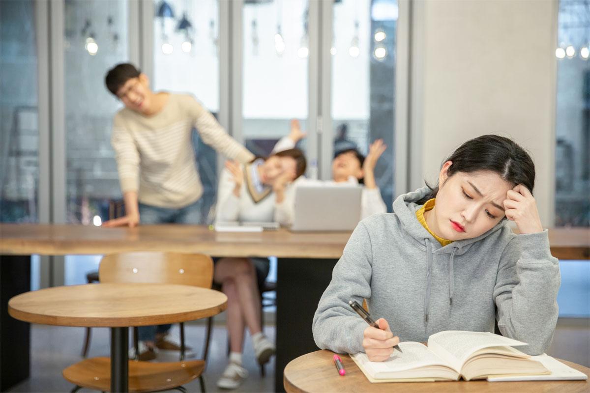 học bài tại quán cà phê