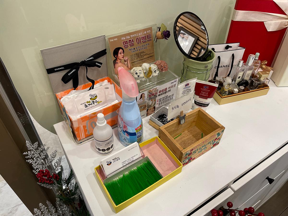 渼沙里醋鸡汤面的贴心设置，包括香水、湿纸巾和镜子。