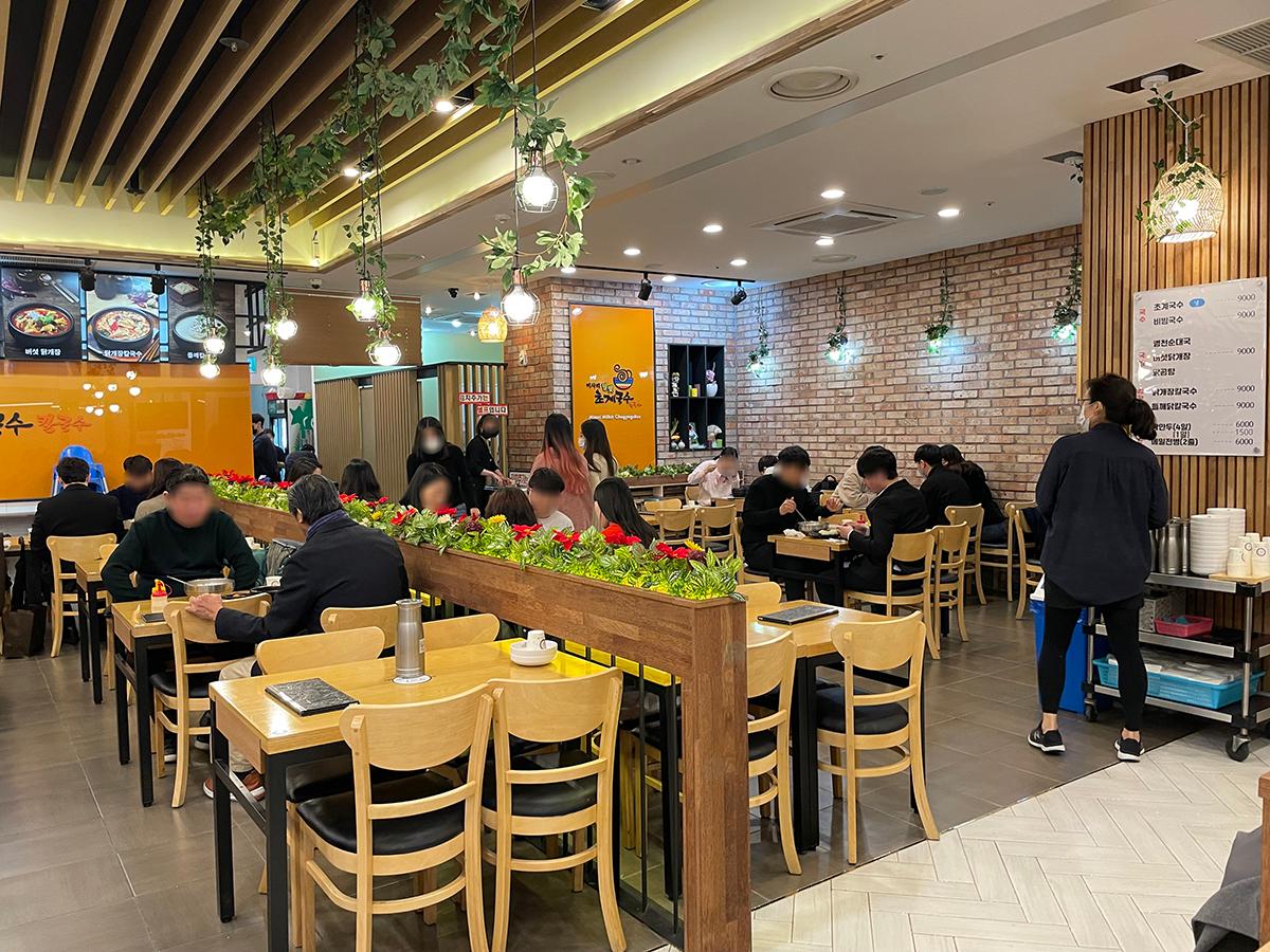 渼沙里醋鸡汤面餐厅内部，顾客们正在享用美食。