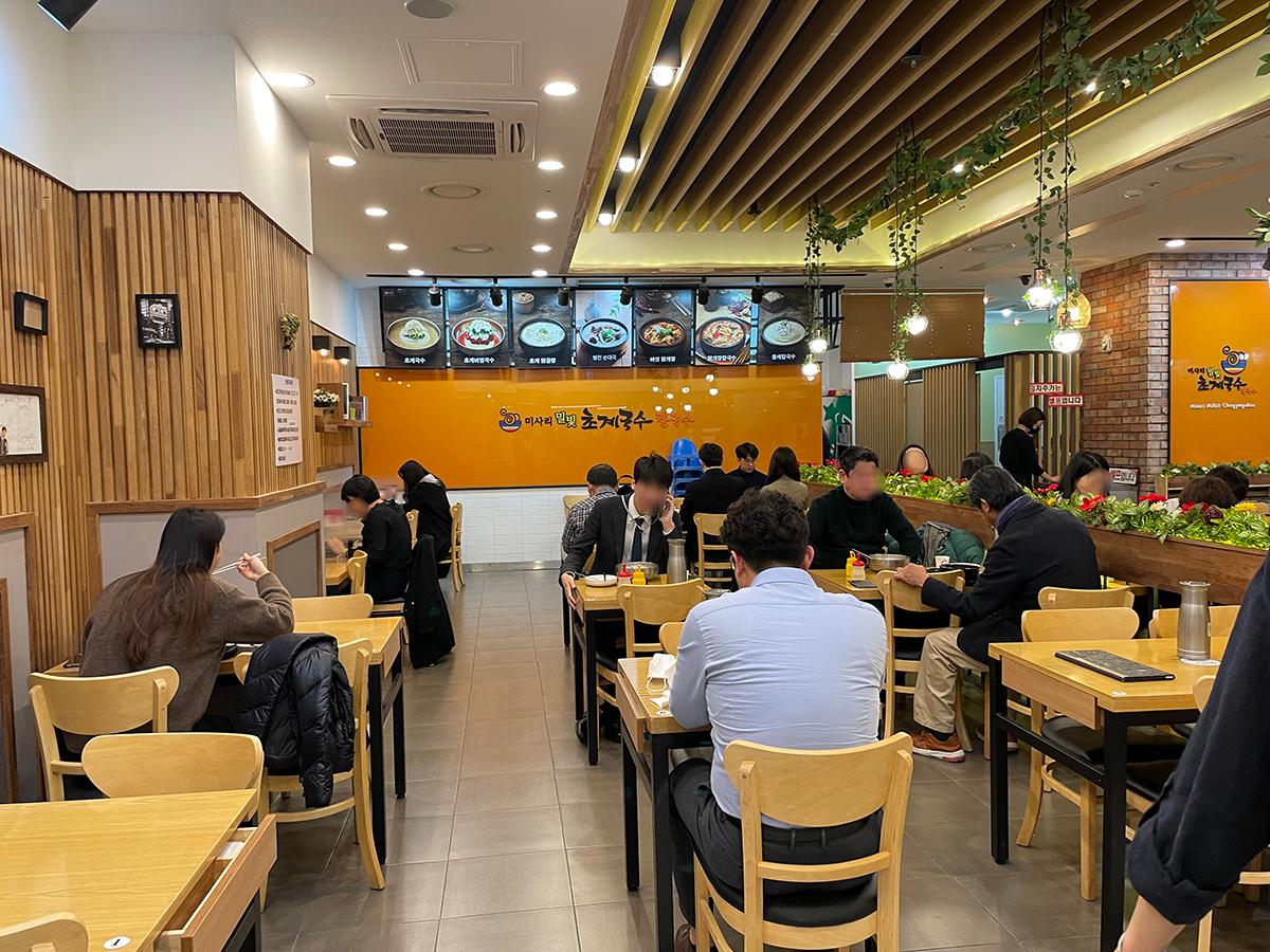 宽敞的渼沙里醋鸡汤面餐厅内景，上班族在午餐时间聚集于此。