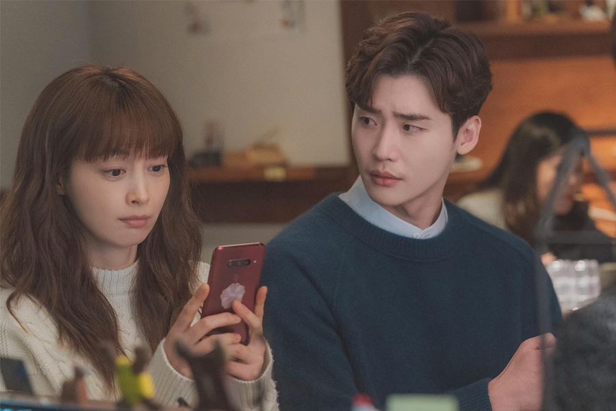 办公室里的角色互动，《柔美的细胞小将》角色展示工作环境中的日常情况。