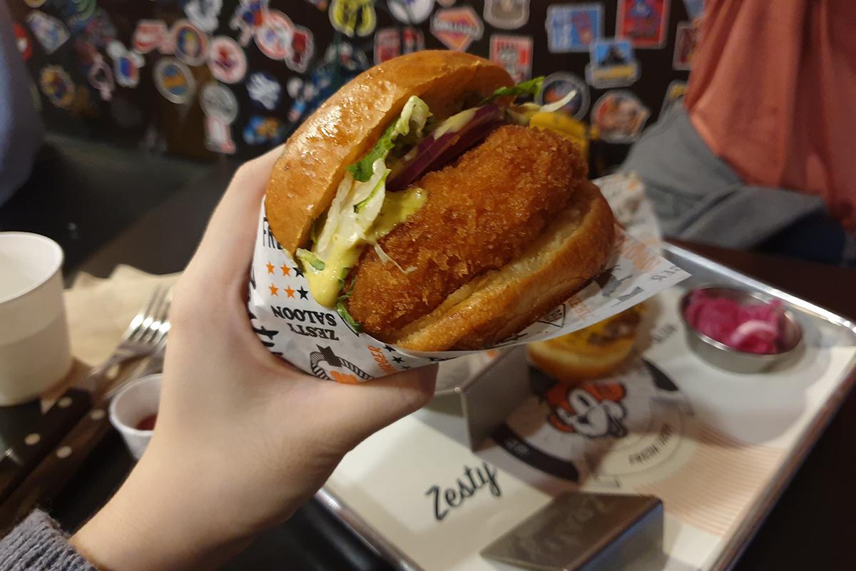 Zesty Saloon的山葵醬鮮蝦堡，鮮蝦肉餅厚實酥脆，使用山葵醬增添風味，是店內的招牌菜之一。