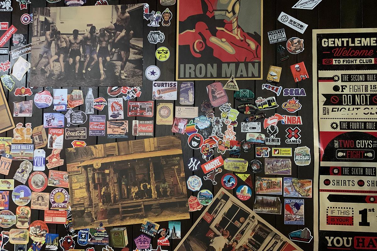 Zesty Saloon餐廳內部隨處可見的美國公路風格裝飾，包括多彩的貼紙與復古宣傳海報，營造出獨特氛圍。