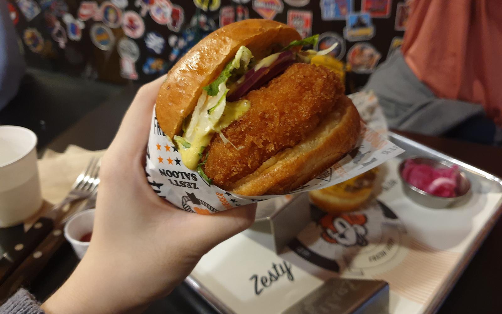 聖水洞 グルメ店│ZESTY SALOONバーガー