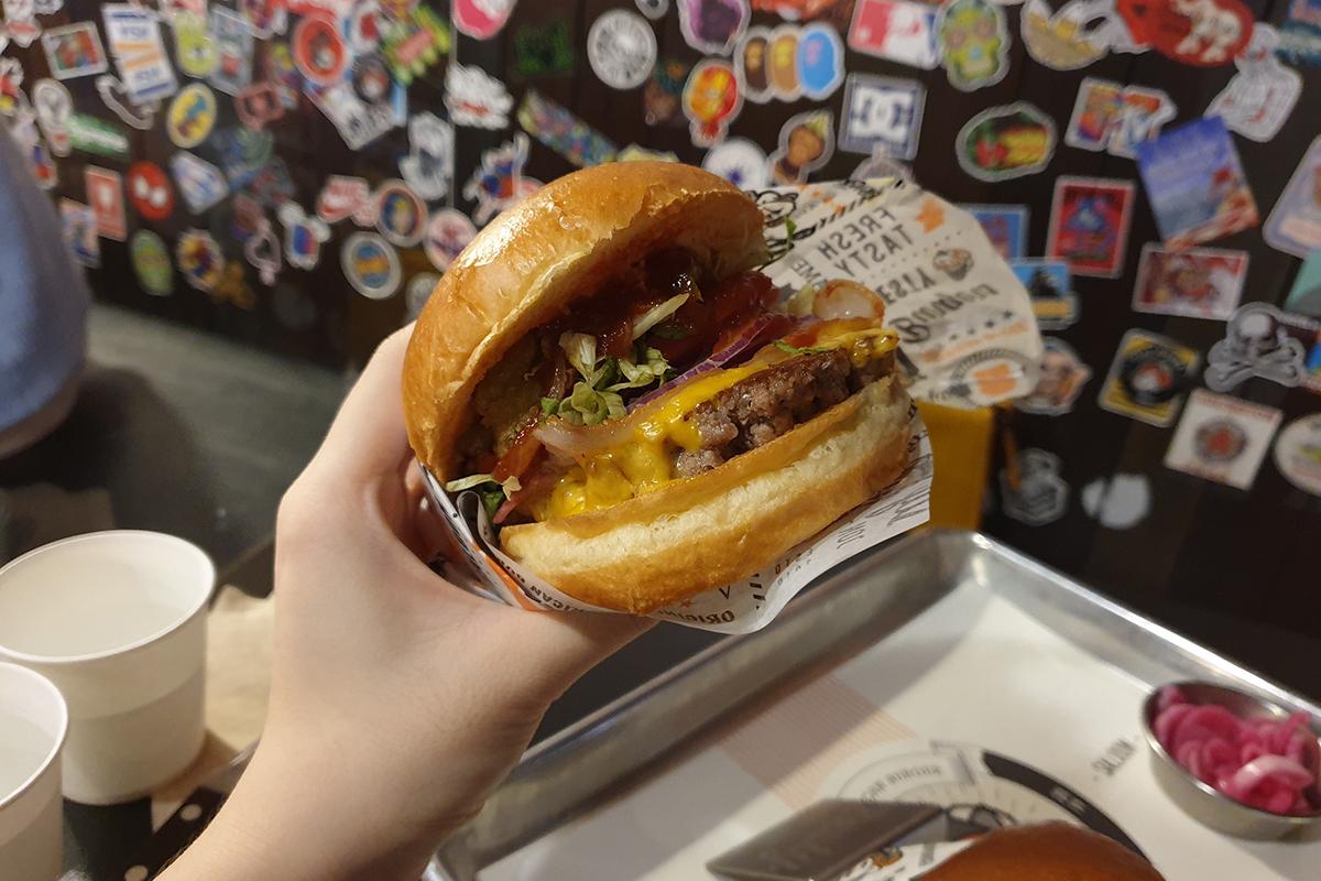 Zesty Saloon的奇波雷煙燻辣椒牛肉堡，配料豐富多樣，漢堡肉多汁美味，是啟發味蕾的選擇。