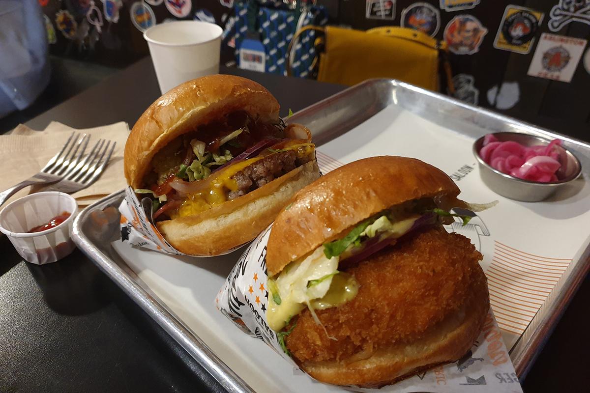 在Zesty Saloon呈上桌的兩款招牌漢堡，組合了奇波雷煙燻辣椒牛肉堡與山葵醬鮮蝦堡，品味獨特，各有千秋。