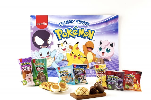 宝可梦面包的多种包装和整体展示，背景为宝可梦角色的插图。