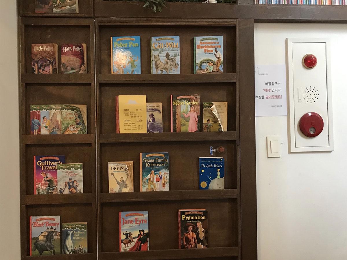 乙支タラッ島山公園店のドア、本棚が隠しドアになっている、ソウル 狎鴎亭のユニークなレストラン