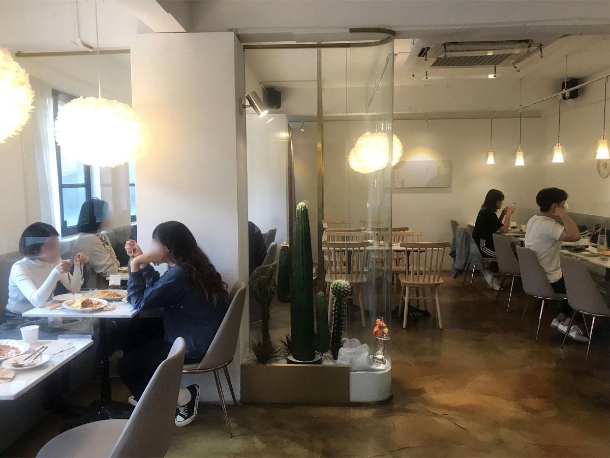 乙支タラッ島山公園店のウェイティングエリア、人気のオムライスを楽しむための待機スペース