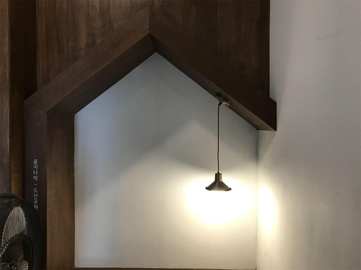 乙支タラッ島山公園店の内装、可愛らしいカフェのような雰囲気のインテリア、ソウル 狎鴎亭にある有名なオムライス店