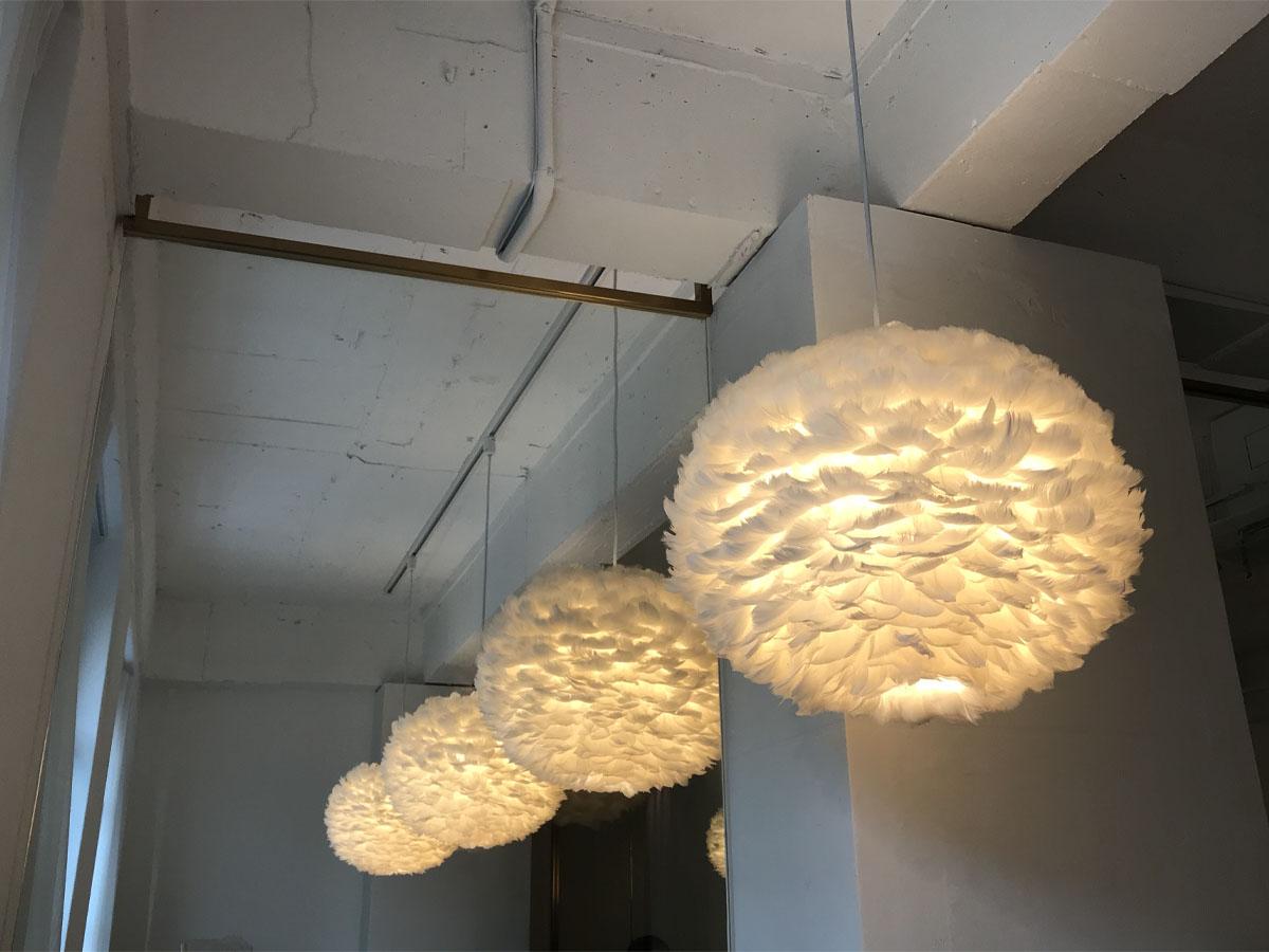 乙支タラッ島山公園店の食事のシーン、上品に盛り付けられたオムライスとポークネックステーキ、ソウルのグルメスポット