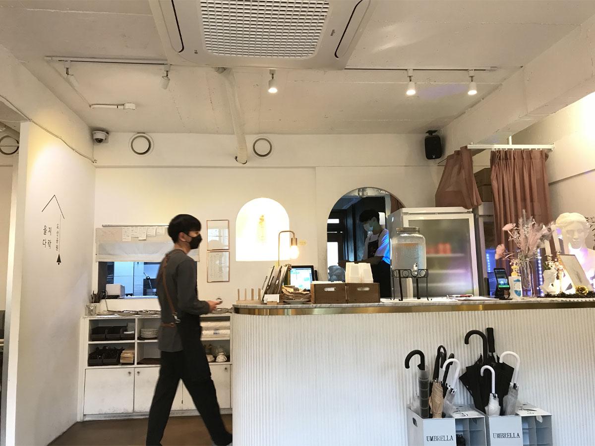 乙支タラッ島山公園店のカウンター、シンプルモダンなデザイン、ホワイトとゴールドの調和