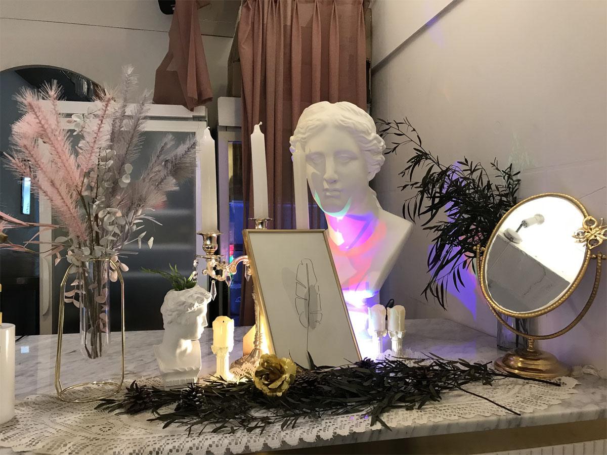 乙支タラッ島山公園店の可愛らしい照明、小物が可愛らしさを引き立たせるインテリア