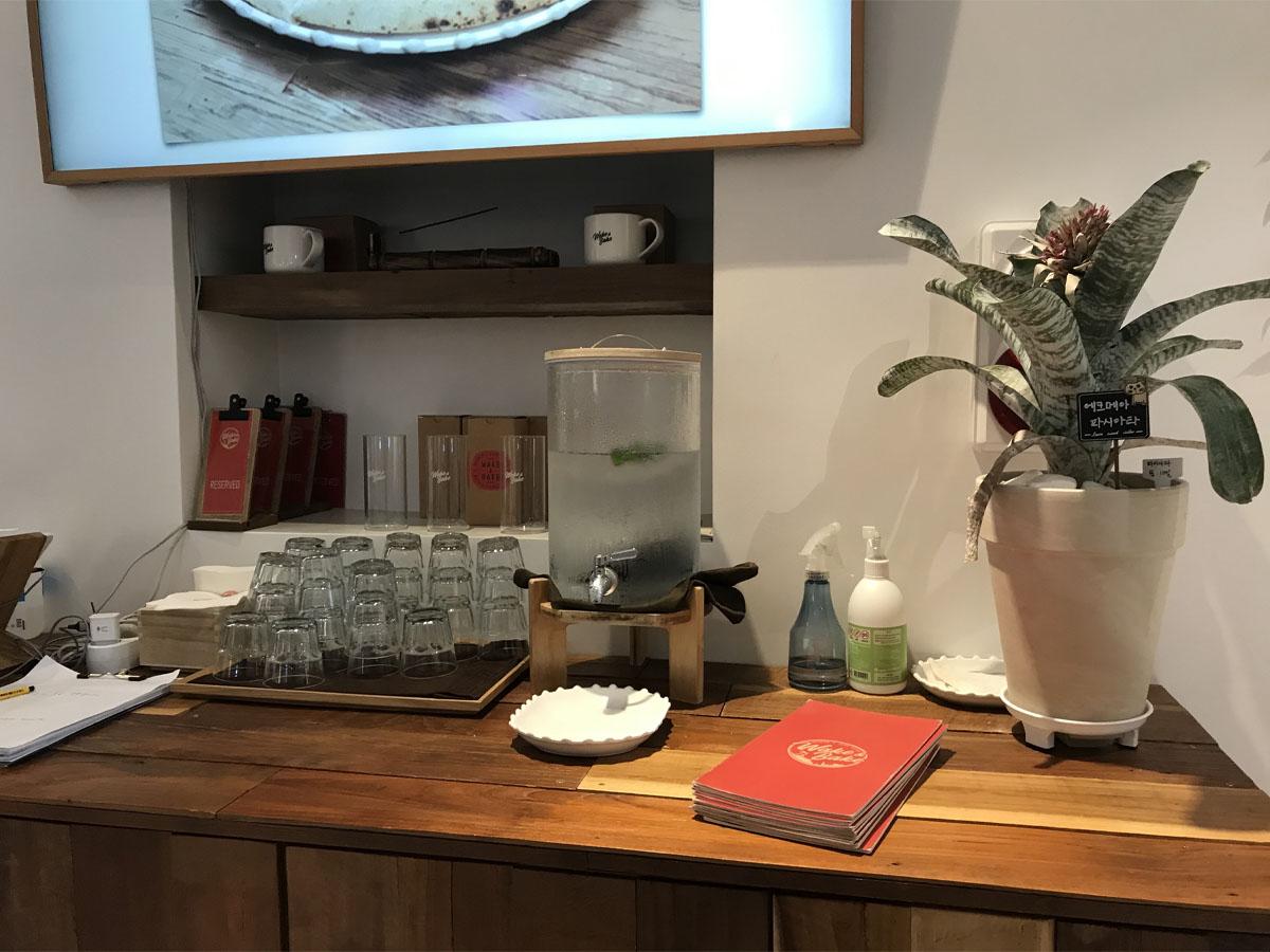 Frontale di Wake & Bake con la terrazza visibile sul lato sinistro.