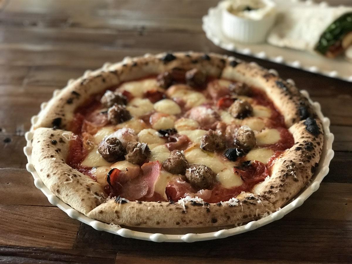 Pizza Fresh Meat Lover con crosta sottile, formaggio e polpette.