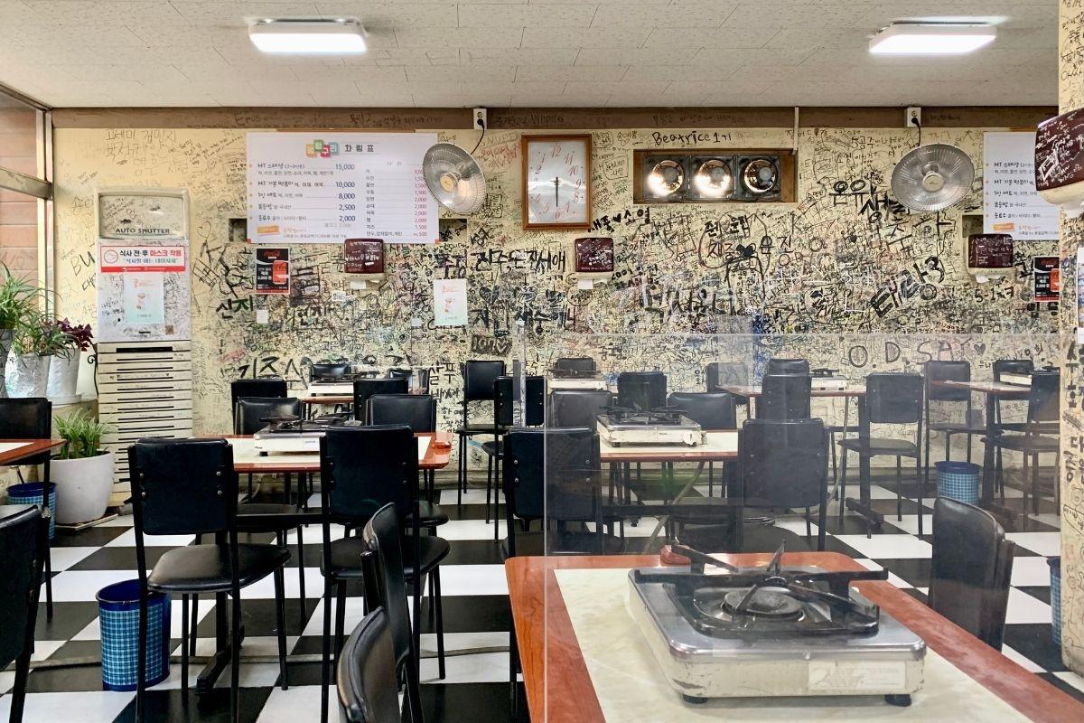 bàn ghế ở Meongteongguri Tteokbokki chi nhánh Gongneung, địa điểm quay phim hẹn hò chốn công sở 