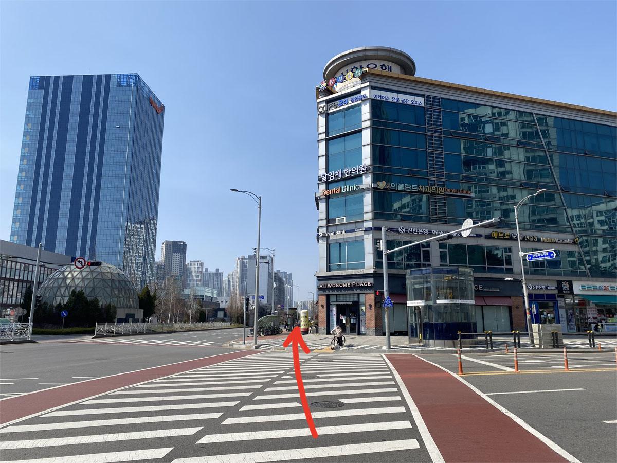 Vue de la ville moderne d'Incheon depuis un passage piéton près de la sortie 4.