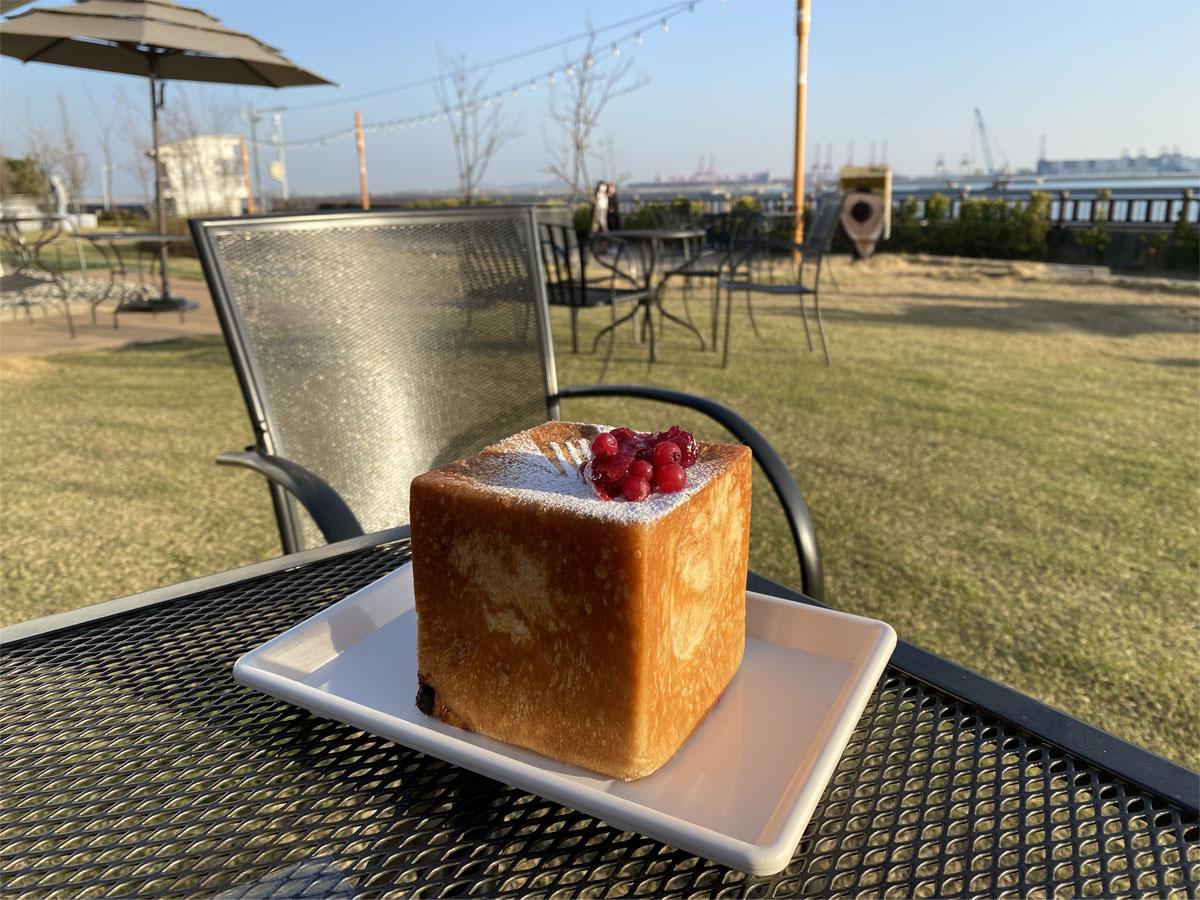 Pain cube appétissant servi sur une table extérieure au café Caisson 24.