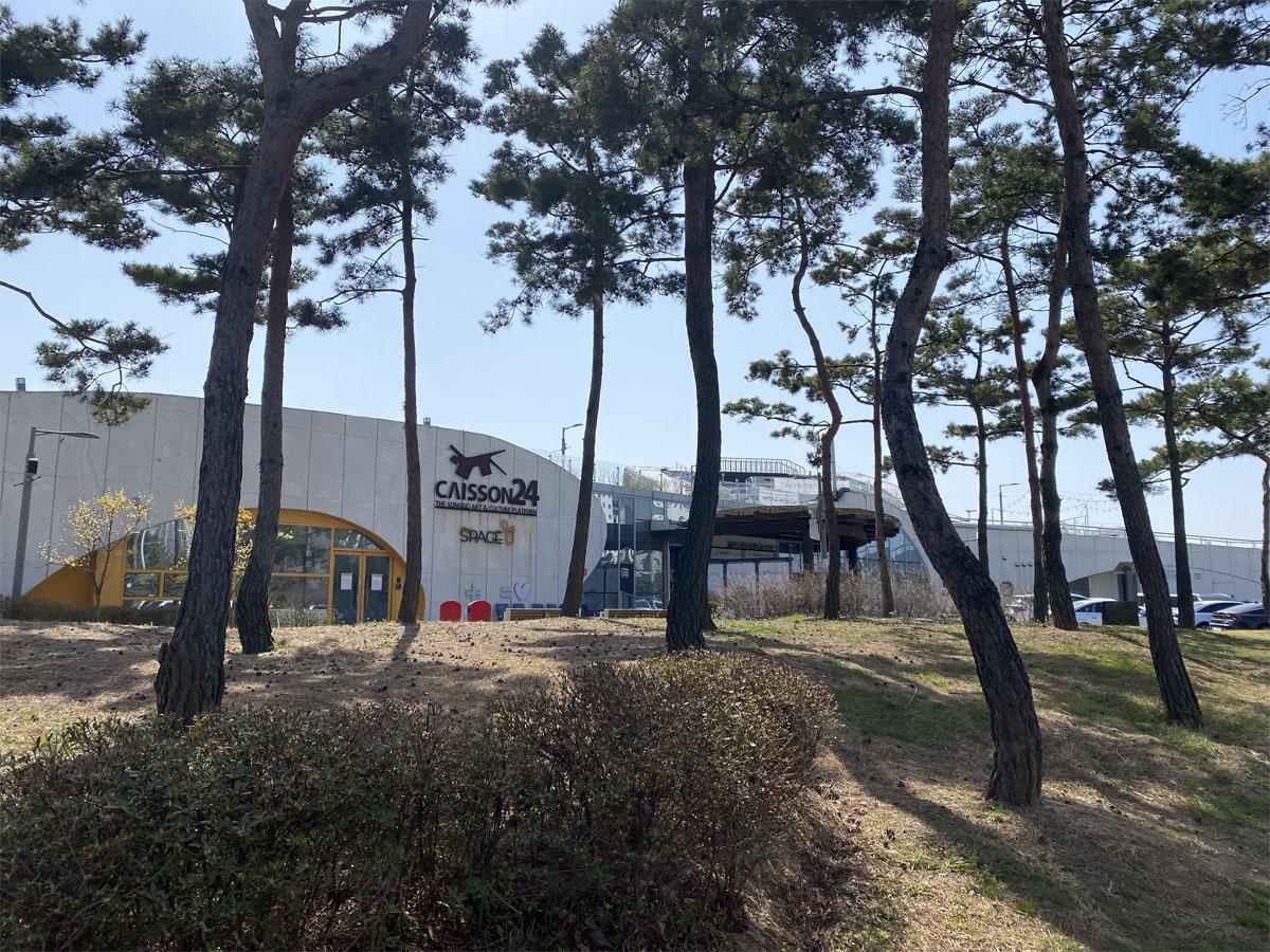 Vue vers le parc près de Harmony-ro, avec des indications pour l'accès au Caisson 24.