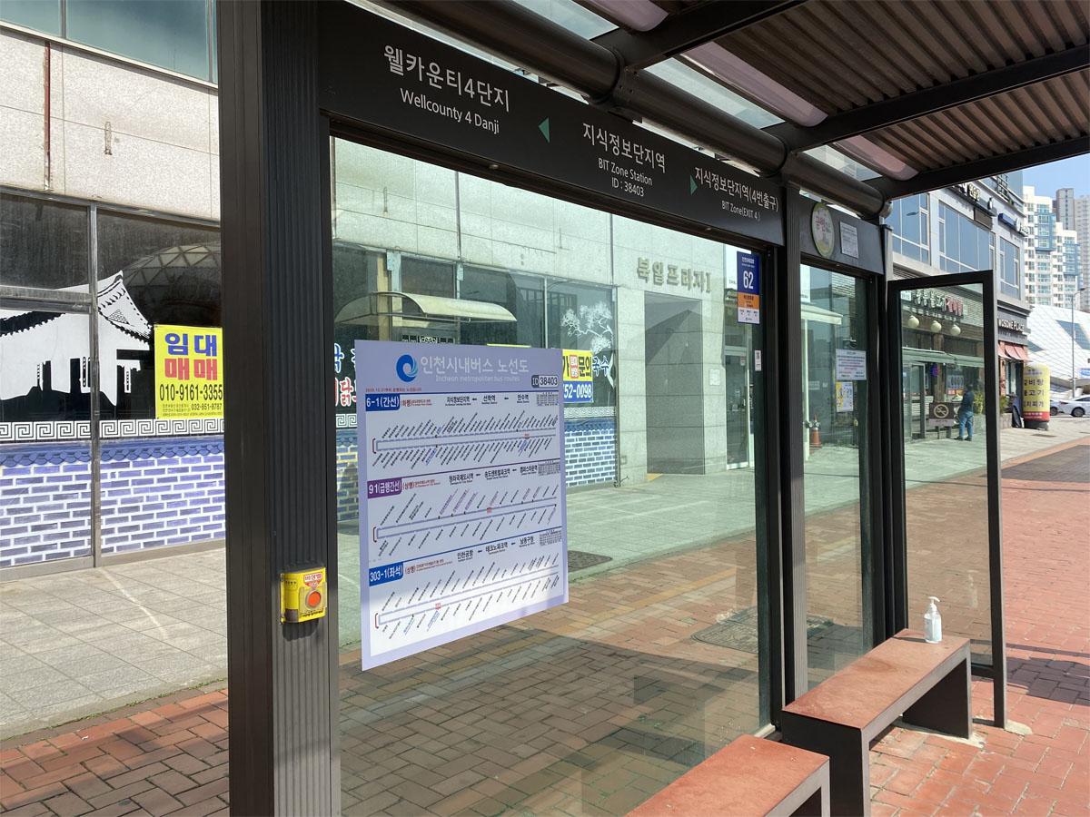 Gros plan d'un plan d'itinéraires de bus affiché à un arrêt de bus à Incheon.