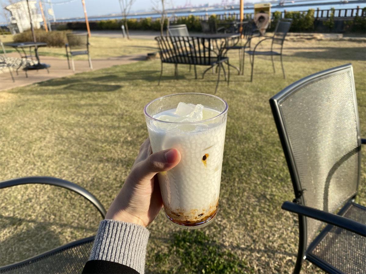 Gros plan d'un verre de lait sucré aux fruits de la passion servi à Caisson 24.