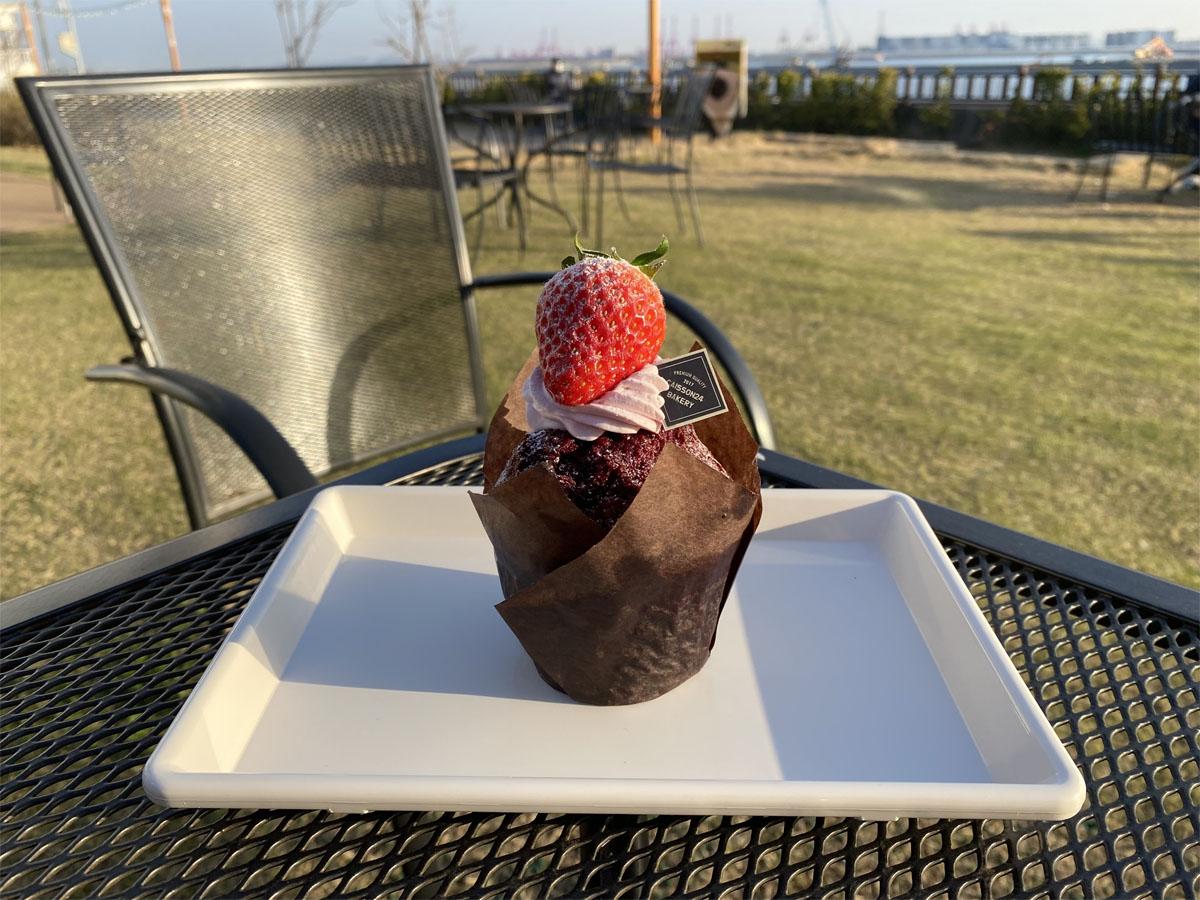 Muffin au velours rouge décoré de fraises fraîches servi au café Caisson 24.