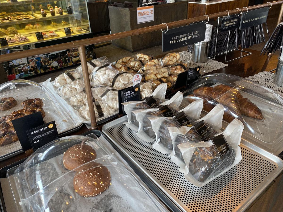 Zoom sur les croissants et les pâtisseries emballées au café Caisson 24.