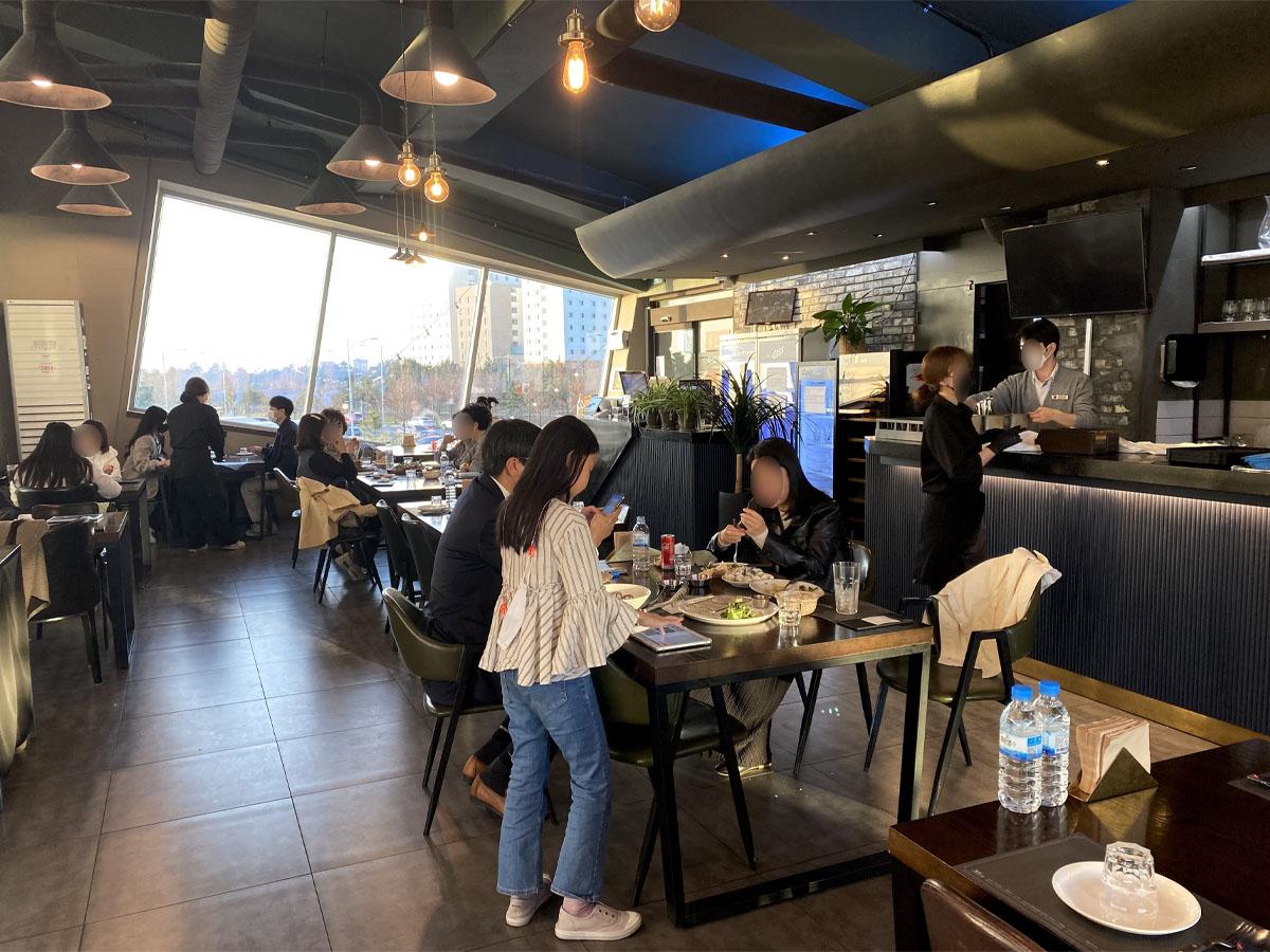 仁川QUIZAS餐厅内部宽敞的用餐区域,拥有落地窗,可欣赏松岛美丽的海景。