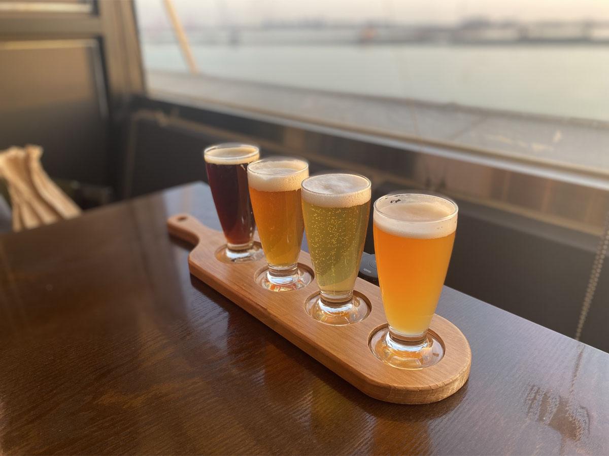 仁川QUIZAS餐厅的啤酒飞行,展示了四款不同风味的精酿啤酒,适合啤酒爱好者。