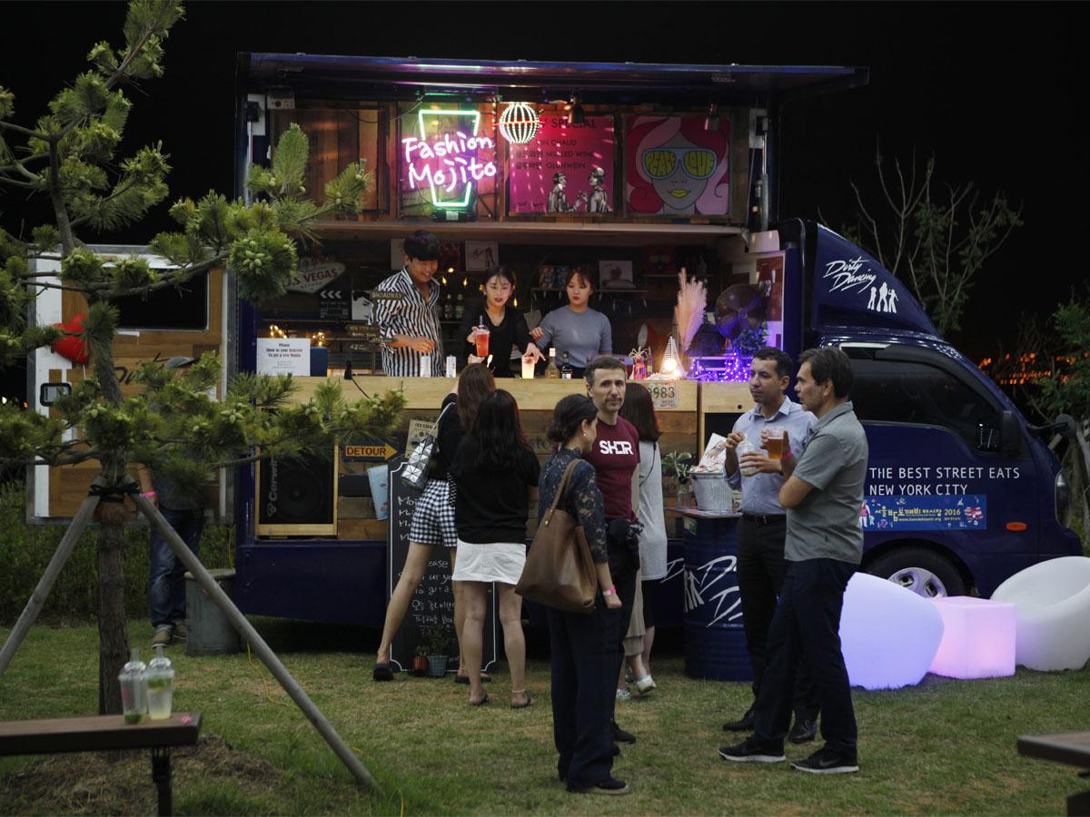 夜幕降临时,位于Caisson 24内的QUIZAS餐厅举办现场音乐会,为顾客提供绝佳的听觉享受。