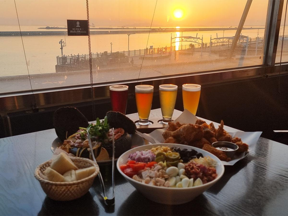 在QUIZAS餐厅享用丰盛晚餐的同时,观赏松岛美丽的夕阳景色。