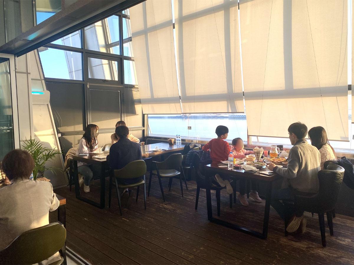 QUIZAS餐厅窗边座位,提供舒适的用餐氛围和松岛的海景,特别适合家庭或者朋友聚会。