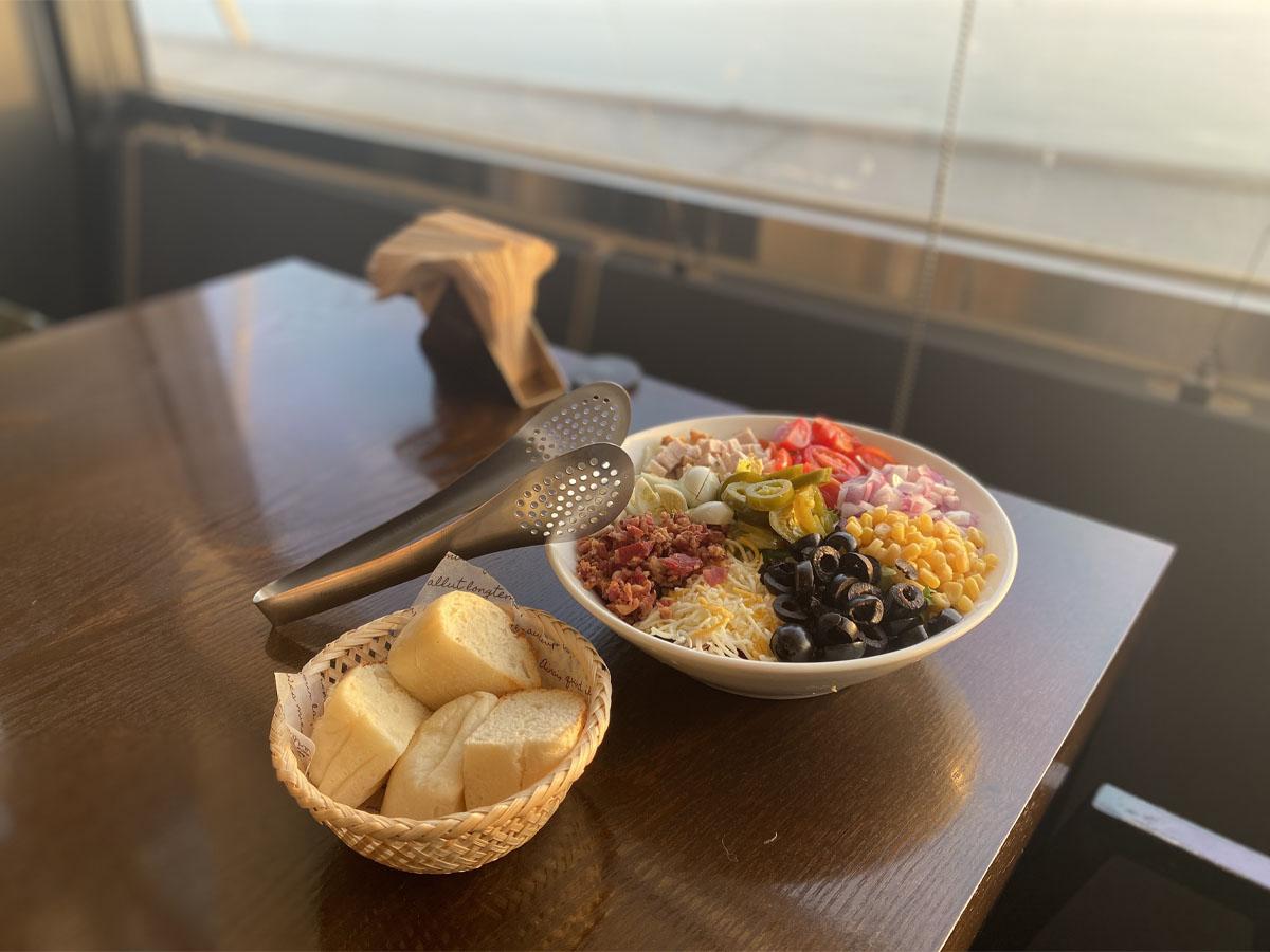 QUIZAS餐厅招牌沙拉与面包的组合,丰富的配料让沙拉更加美味。