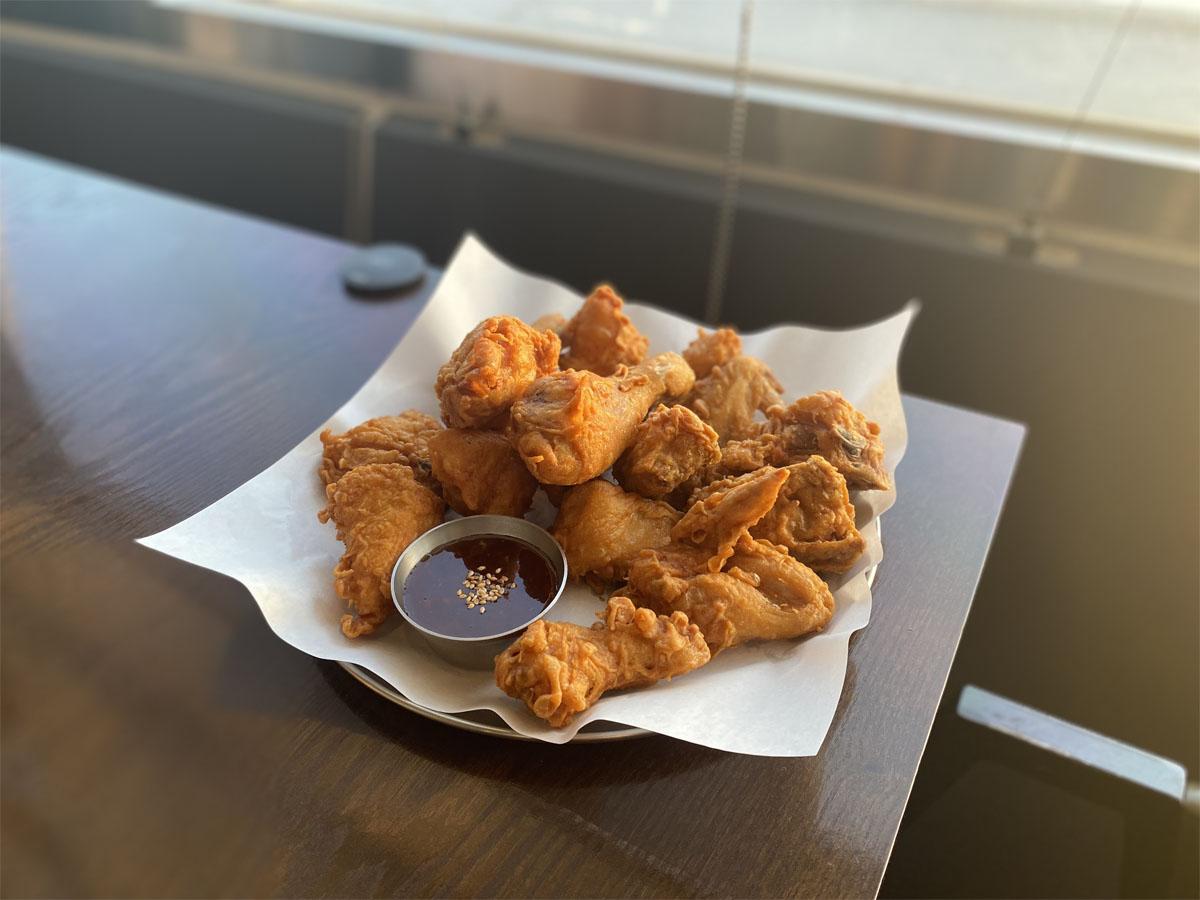 QUIZAS餐厅的经典原味炸鸡,酥脆的外皮搭配独特酱料,是韩国美食的代表。