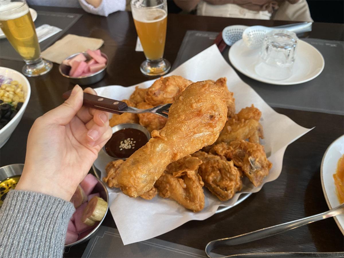 顾客在仁川QUIZAS餐厅享用炸鸡,体验正宗的韩国美食"鸡啤"。