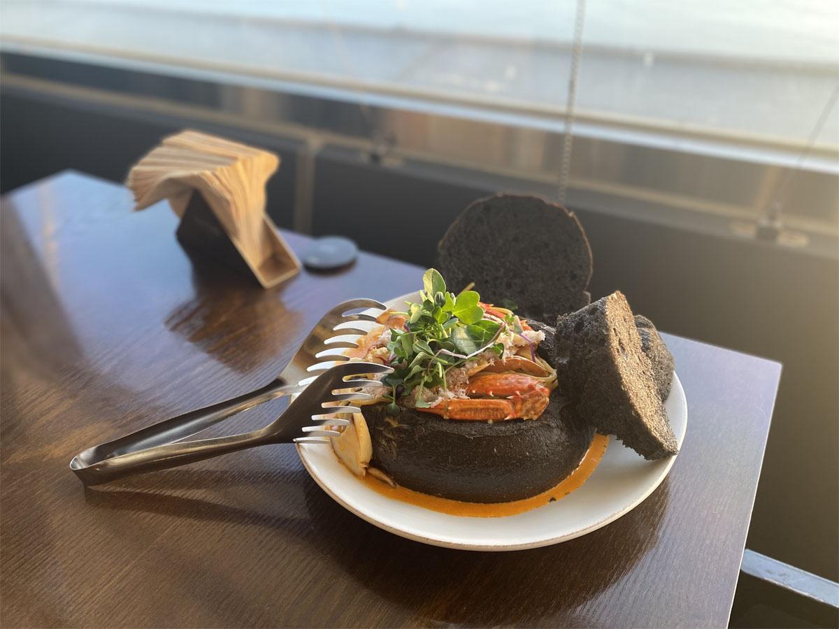 仁川QUIZAS餐厅的特色料理蟹肉牡蛎意大利面,以新鲜海鲜搭配奶油酱汁。