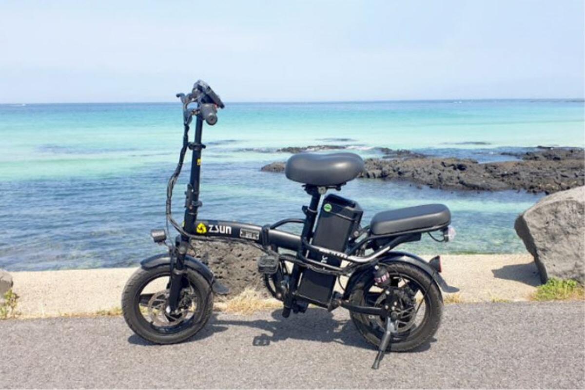 Bicicleta eléctrica aparcada frente al mar en Jeju, Corea del Sur
